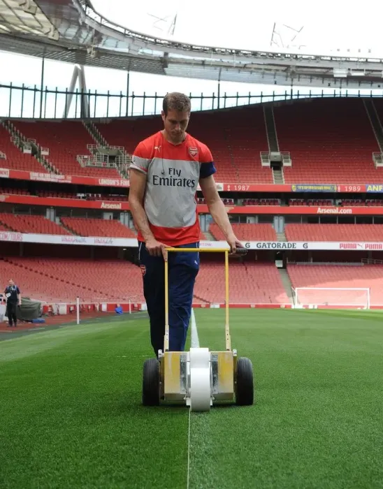 Framed Print : Pitch Preparation at Emirates Stadium: Arsenal vs. Swansea City (2014 / 15) Framed Print : Pitch Preparation at Emirates Stadium: Arsenal vs. Swansea City (2014 / 15)