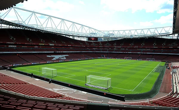 Pre-Match Atmosphere at Emirates Stadium: Arsenal vs. Olympique Lyonnais, Emirates Cup 2015 / 16