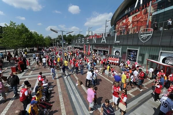 Pre-Match Atmosphere at Emirates Stadium: Arsenal vs New York Red Bulls (2011-12 Emirates Cup, London)