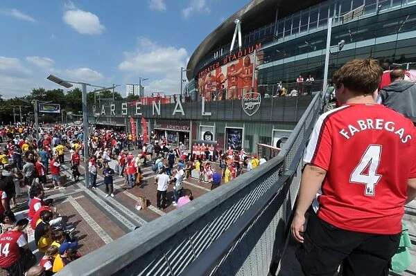 Pre-Match Fever at Emirates Stadium: Arsenal vs New York Red Bulls (2011-12 Emirates Cup)