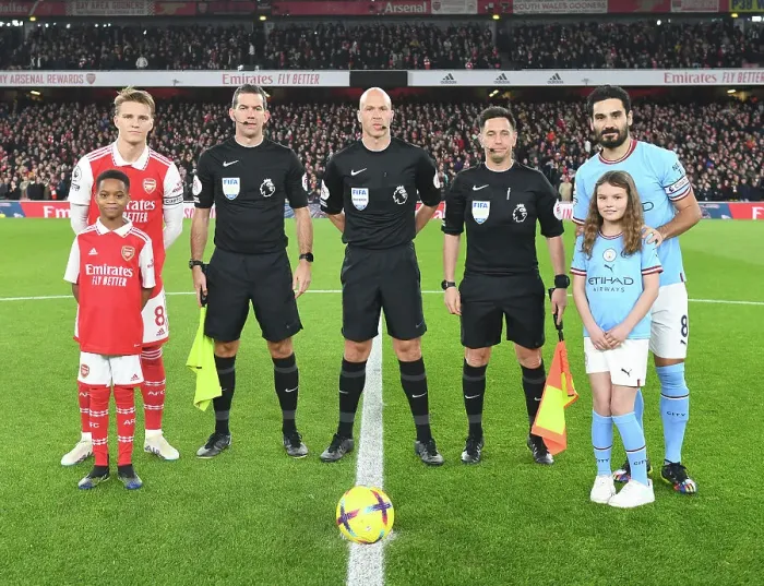 Framed Print : Premier League Showdown: Arsenal vs Manchester City - Captains Pre-Match Handshake