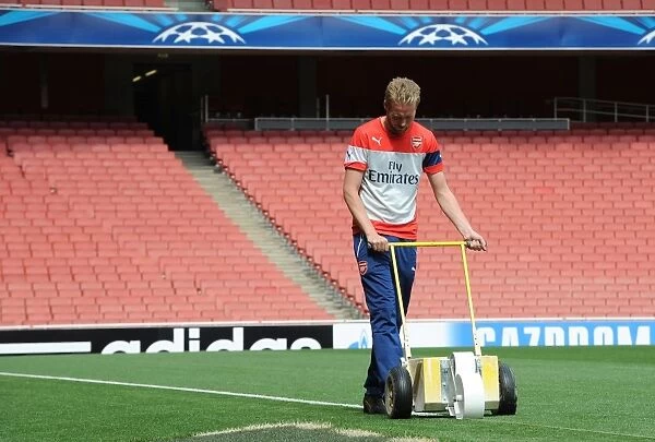 Preparing for Champions League: Arsenal's Meticulously Marked Emirates Stadium Pitch (2014 / 15)