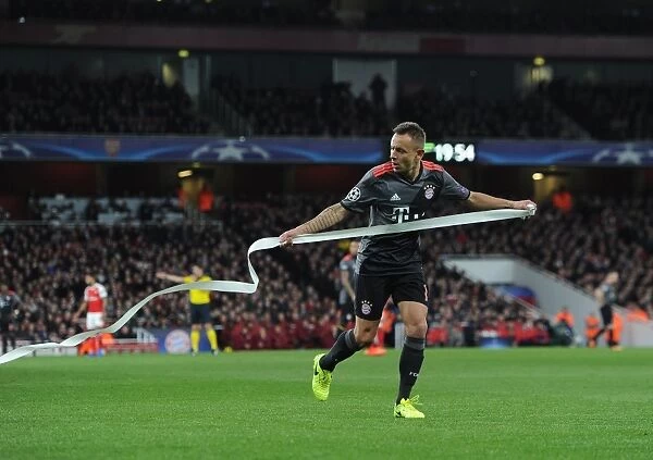 Rafina (Bayern) clears paper from the pitch thrown on by the Bayern fans. Arsenal 1