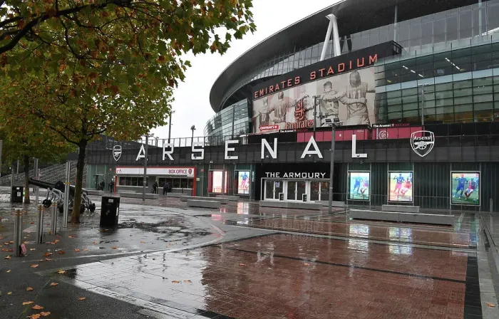 Framed Print : Rainy Premier League Clash: Arsenal vs. Nottingham Forest at Emirates Stadium (2022-23)