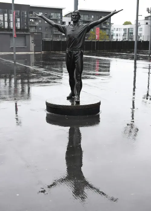 Framed Print : Rainy Premier League Showdown: Arsenal vs. Nottingham Forest at Emirates Stadium (2022-23)
