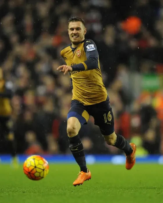 Framed Print : Ramsey in Action: Liverpool vs Arsenal, Premier League 2015-16