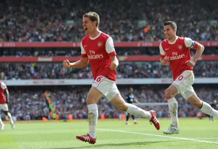 Framed Print : Ramsey and van Persie: Arsenal's Unstoppable Duo Celebrate 1:0 Win Over Manchester United