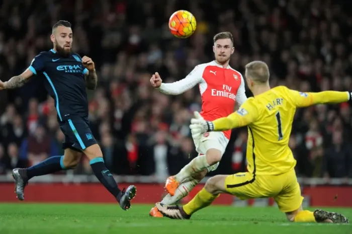Framed Print : Ramsey's Last-Minute Chip Thwarted by Otamendi's Intervention: Arsenal vs Manchester City, 2015-16 Premier League