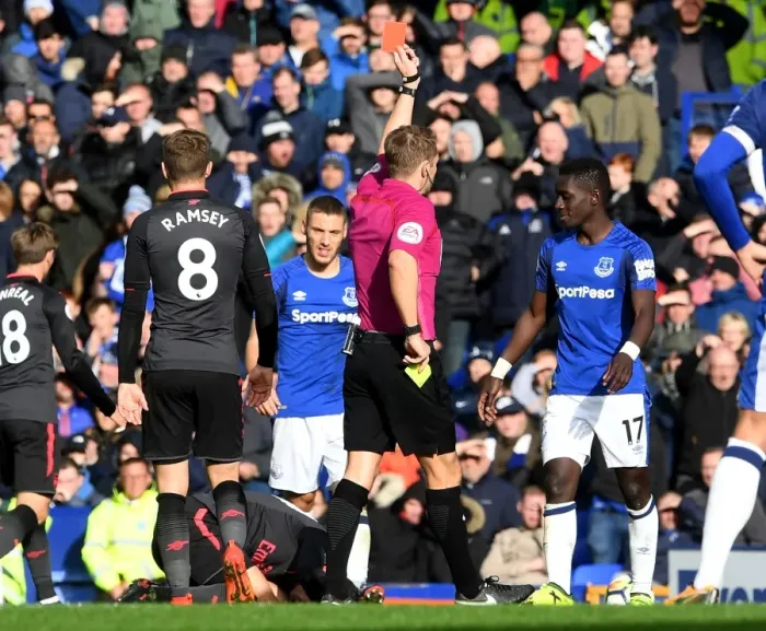 Framed Print : Red Card Drama: Idrissa Gueye Dismissed as Arsenal Edge Past Everton in Premier League Clash