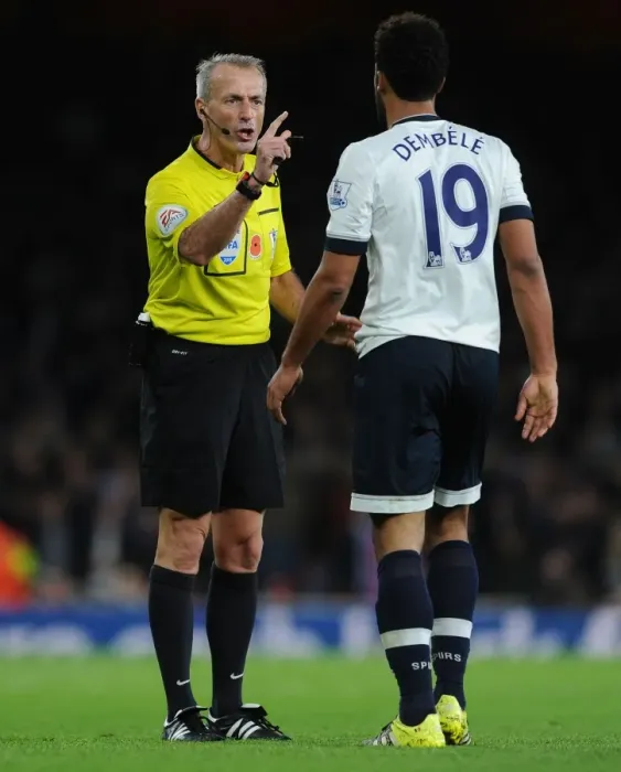 Framed Print : Referee Intervenes in Intense Arsenal vs. Tottenham Clash (2015-16) Framed Print : Referee Intervenes in Intense Arsenal vs. Tottenham Clash (2015-16)