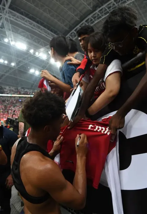 Framed Print : Reiss Nelson Greets Fans After Arsenal's International Champions Cup Match Against Paris Saint-Germain, 2018 (Singapore) Framed Print : Reiss Nelson Greets Fans After Arsenal's International Champions Cup Match Against Paris Saint-Germain, 2018 (Singapore)
