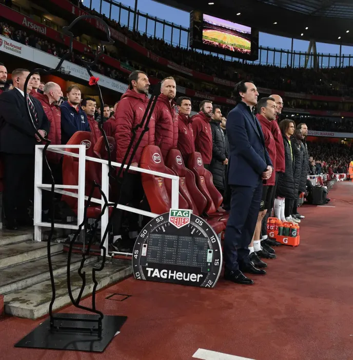 Framed Print : Remembrance Sunday: Unai Emery Leads Silence Ahead of Arsenal vs. Wolverhampton Wanderers