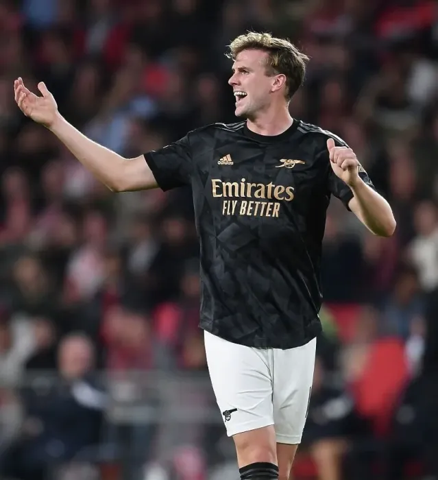 Framed Print : Rob Holding in Action: Arsenal vs. PSV Eindhoven, UEFA Europa League (2022-23)