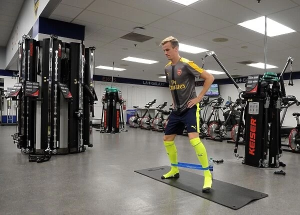 Rob Holding Gears Up: Arsenal's Pre-Match Training, 2016-17