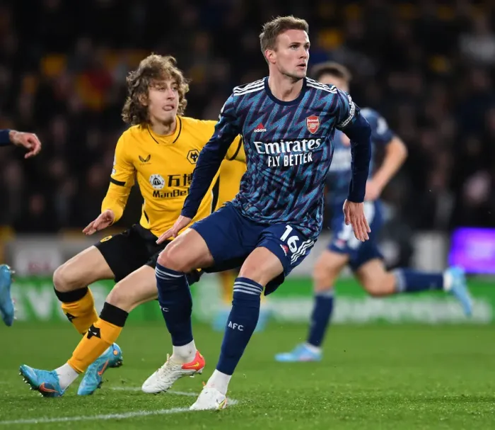 Framed Print : Rob Holding's Unwavering Concentration: Arsenal's Fight at Molineux, Wolverhampton Wanderers vs Arsenal, Premier League 2021-22