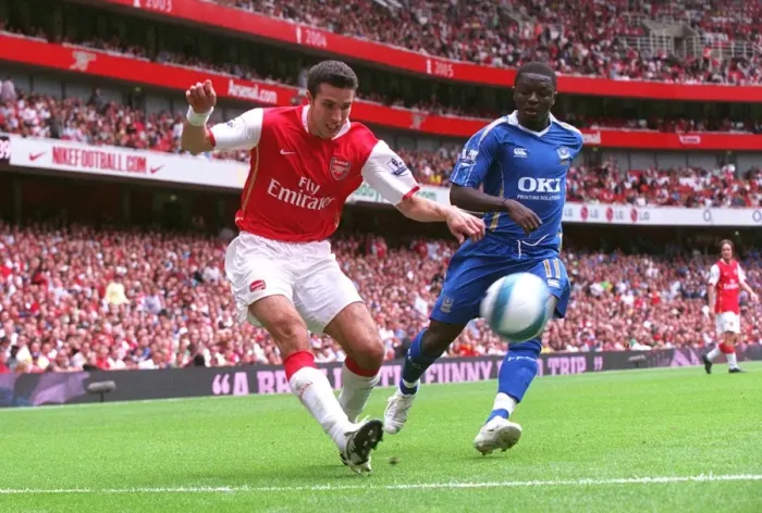 Framed Print : Robin van Perise (Arsenal) Sulley Muntari (Portsmouth) Framed Print : Robin van Perise (Arsenal) Sulley Muntari (Portsmouth)