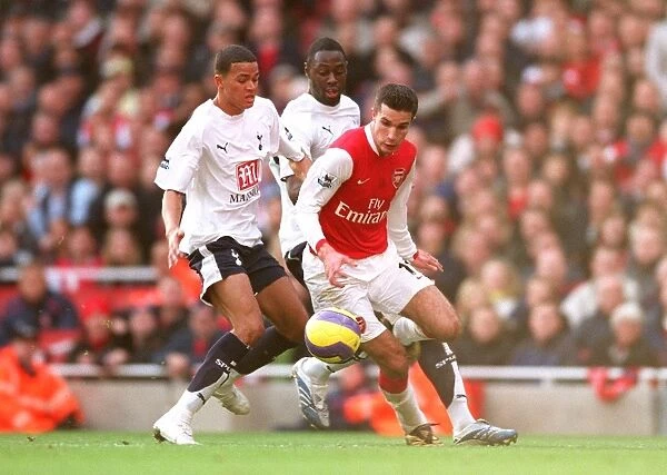 Robin van Persie (Arsenal) is fouled for the 2nd penalty Jermaine Jenas and Ledley King 