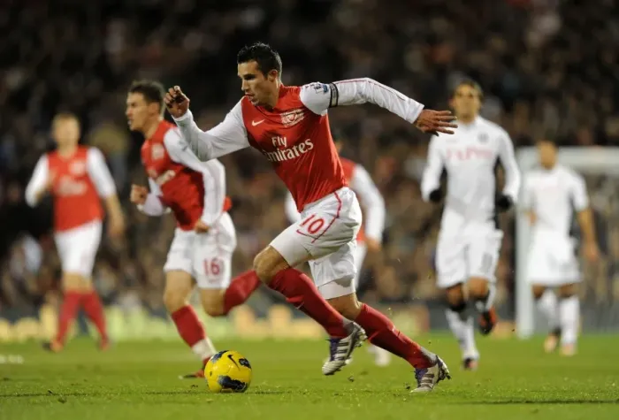 Framed Print : Robin van Persie in Action: Fulham vs. Arsenal, Premier League 2011-12 Framed Print : Robin van Persie in Action: Fulham vs. Arsenal, Premier League 2011-12