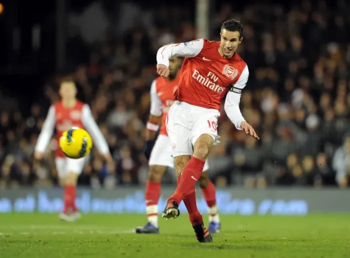 Framed Print : Robin van Persie in Action: Premier League Showdown at Fulham (2011-12)