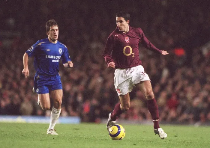 Framed Print : Robin van Persie (Arensal) Joe Cole (Chelsea). Arsenal 0: 2 Chelsea Framed Print : Robin van Persie (Arensal) Joe Cole (Chelsea). Arsenal 0: 2 Chelsea