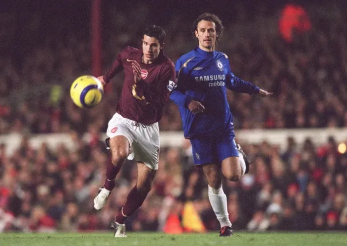 Framed Print : Robin van Persie (Arensal) Ricardo Carvalho (Chelsea). Arsenal 0: 2 Chelsea