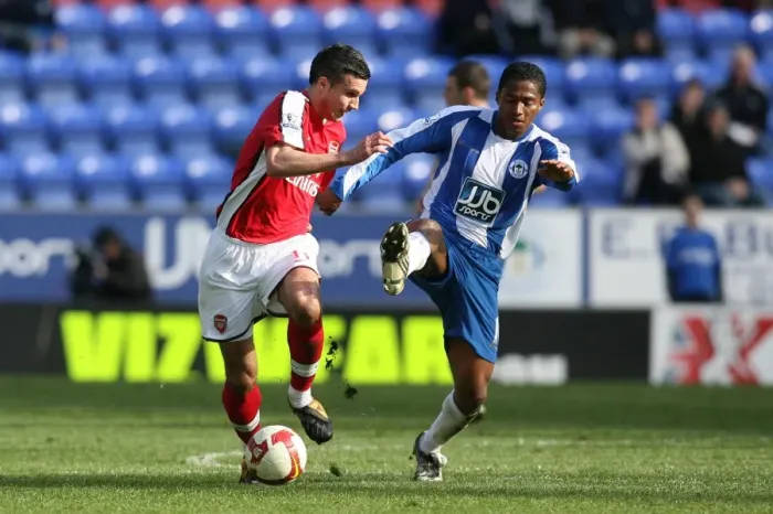 Framed Print : Robin van Persie (Arsenal) Antiono Valencia (Wigan) Framed Print : Robin van Persie (Arsenal) Antiono Valencia (Wigan)