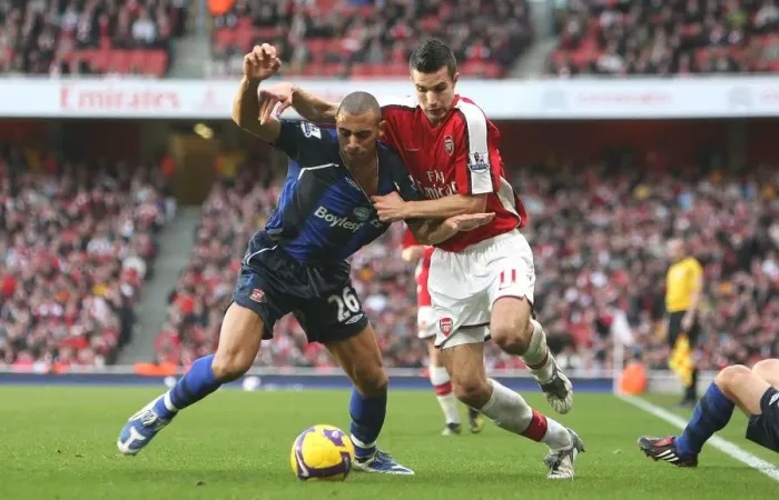 Framed Print : Robin van Persie (Arsenal) Anton Ferdinand (Sunderland)