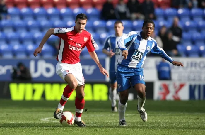 Framed Print : Robin van Persie (Arsenal) Antonio Valencia (Wigan) Framed Print : Robin van Persie (Arsenal) Antonio Valencia (Wigan)