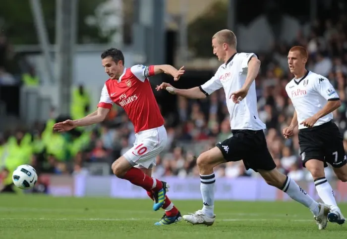 Framed Print : Robin van Persie (Arsenal) Brede Hangeland (Fulham). Fulham 2: 2 Arsenal