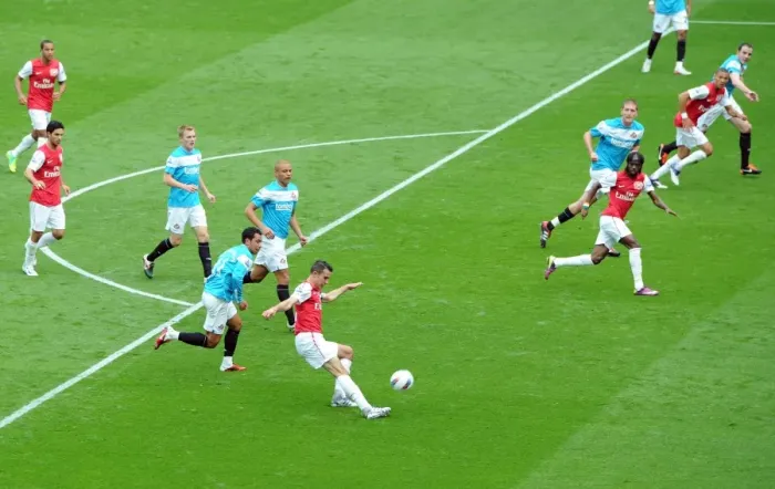Framed Print : Robin van Persie (Arsenal) chips the ball against the post under pressure from Kieran Richardson Framed Print : Robin van Persie (Arsenal) chips the ball against the post under pressure from Kieran Richardson