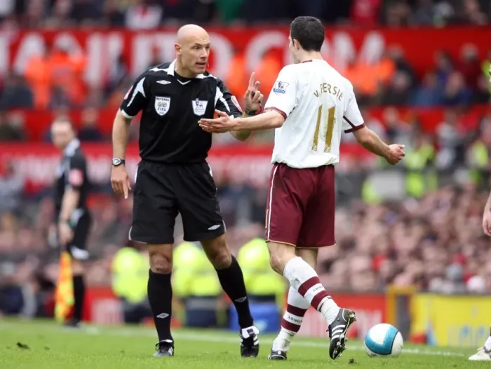 Framed Print : Robin van Persie (Arsenal) complains to referee Howard Webb Framed Print : Robin van Persie (Arsenal) complains to referee Howard Webb