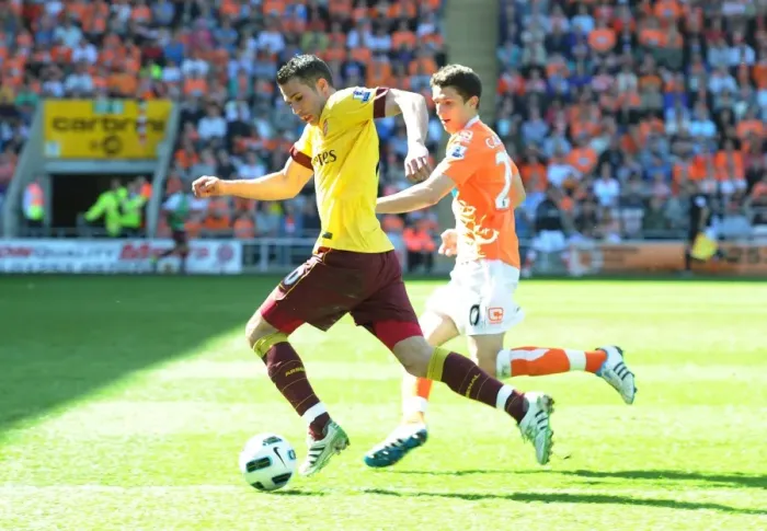 Framed Print : Robin van Persie (Arsenal) Craig Cathcart (Blackpool). Blackpool 1: 3 Arsenal