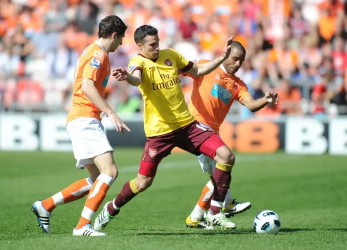 Framed Print : Robin van Persie (Arsenal) Craig Cathcart and Jason Puncheon (Blackpool) Framed Print : Robin van Persie (Arsenal) Craig Cathcart and Jason Puncheon (Blackpool)