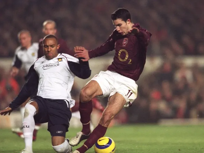 Framed Print : Robin van Persie (Arsenal) Danny Gabbidon (West Ham) Framed Print : Robin van Persie (Arsenal) Danny Gabbidon (West Ham)
