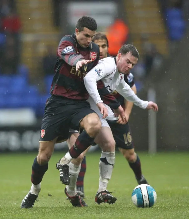 Framed Print : Robin van Persie (Arsenal) Danny Guthrie (Bolton) Framed Print : Robin van Persie (Arsenal) Danny Guthrie (Bolton)