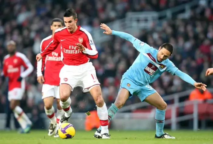 Framed Print : Robin van Persie (Arsenal) David Di Michele (West Ham) Framed Print : Robin van Persie (Arsenal) David Di Michele (West Ham)