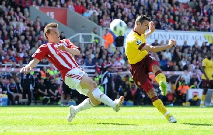 Framed Print : Robin van Persie (Arsenal) Dean Whitehead (Stoke). Stoke City 3: 1 Arsenal Framed Print : Robin van Persie (Arsenal) Dean Whitehead (Stoke). Stoke City 3: 1 Arsenal