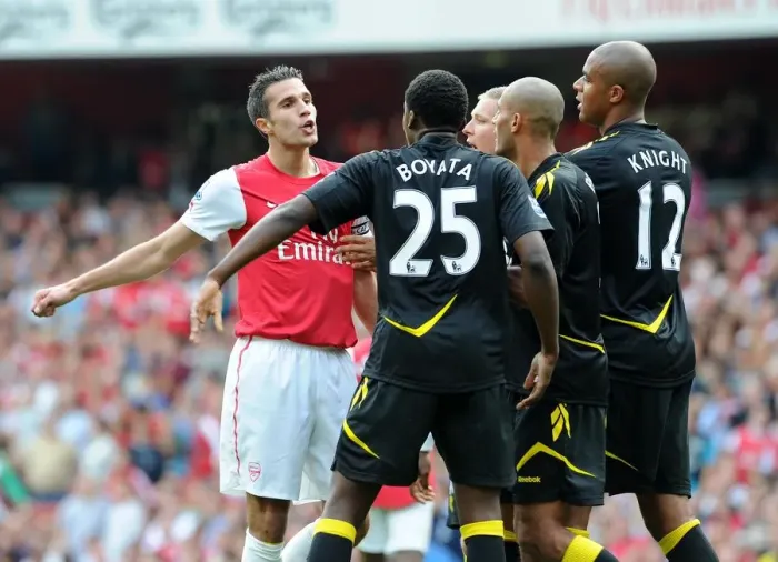 Framed Print : Robin van Persie (Arsenal) Dedryck Boyata, Darren Pratley, Gretar Steinsson and Zat Knight (Bolton) Framed Print : Robin van Persie (Arsenal) Dedryck Boyata, Darren Pratley, Gretar Steinsson and Zat Knight (Bolton)