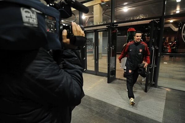 Robin van Persie (Arsenal) enters the stadium before the match. Arsenal 3: 0 Ipswich Town