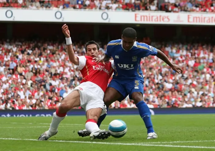 Framed Print : Robin van Persie (Arsenal) Glen Johnson (Portsmouth)