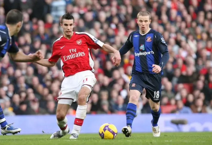Framed Print : Robin van Persie (Arsenal) Grant Leadbitter (Sunderland)