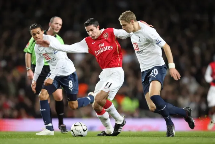 Framed Print : Robin van Persie (Arsenal) Jermaine Jenas and Michael Dawson (Tottenham)