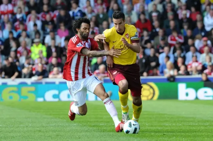 Framed Print : Robin van Persie (Arsenal) Jermaine Pennant (Stoke). Stoke City 3: 1 Arsenal Framed Print : Robin van Persie (Arsenal) Jermaine Pennant (Stoke). Stoke City 3: 1 Arsenal