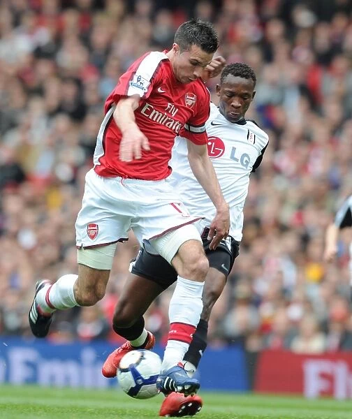 Robin van Persie (Arsenal) John Pantsil (Fulham). Arsenal 4:0 Fulham, Barclays Premier League