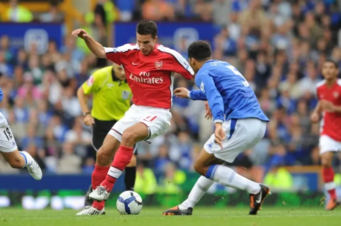 Framed Print : Robin van Persie (Arsenal) Joleon Lescott (Everton)