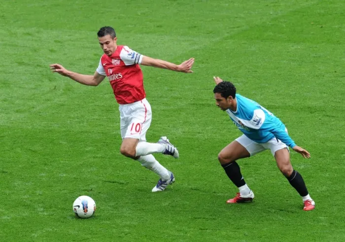 Framed Print : Robin van Persie (Arsenal) Kieran Richardson (Sunderland). Arsenal 2: 1 Sunderland