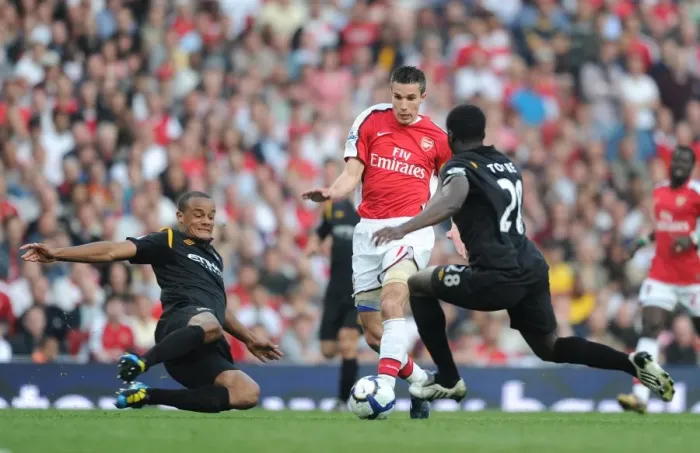 Framed Print : Robin van Persie (Arsenal) Kolo Toure and Vincent Kompany (Man City). Arsenal 0