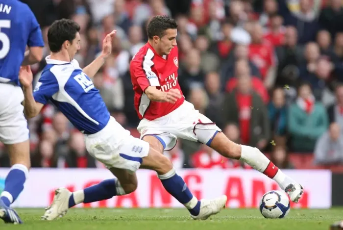 Framed Print : Robin van Persie (Arsenal) Liam Ridgewell (Birmingham) Framed Print : Robin van Persie (Arsenal) Liam Ridgewell (Birmingham)
