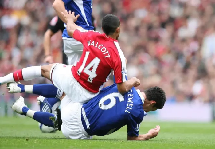 Framed Print : Robin van Persie (Arsenal) Liam Ridgewell (Birmingham) Framed Print : Robin van Persie (Arsenal) Liam Ridgewell (Birmingham)