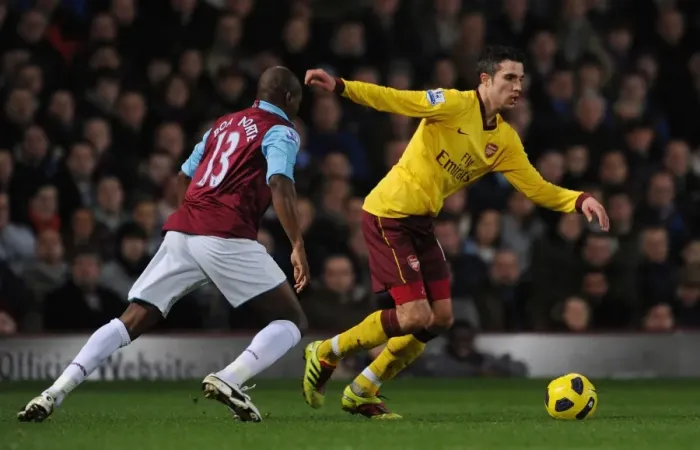 Framed Print : Robin van Persie (Arsenal) Luis Boa Morte (West Ham). West Ham United 0: 3 Arsenal